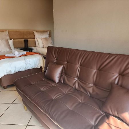 Southy Inn By The Lake Benoni Bagian luar foto