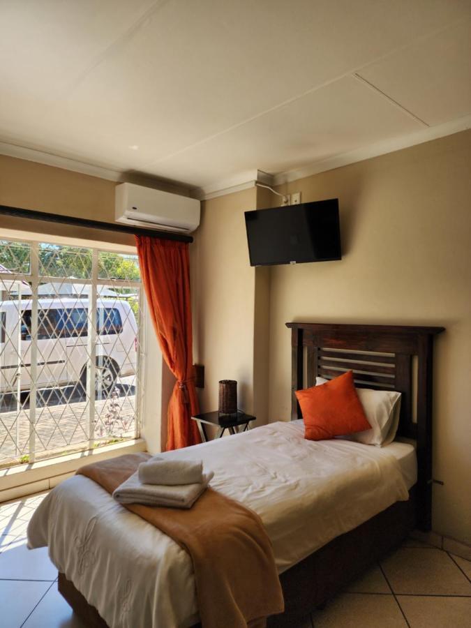 Southy Inn By The Lake Benoni Bagian luar foto