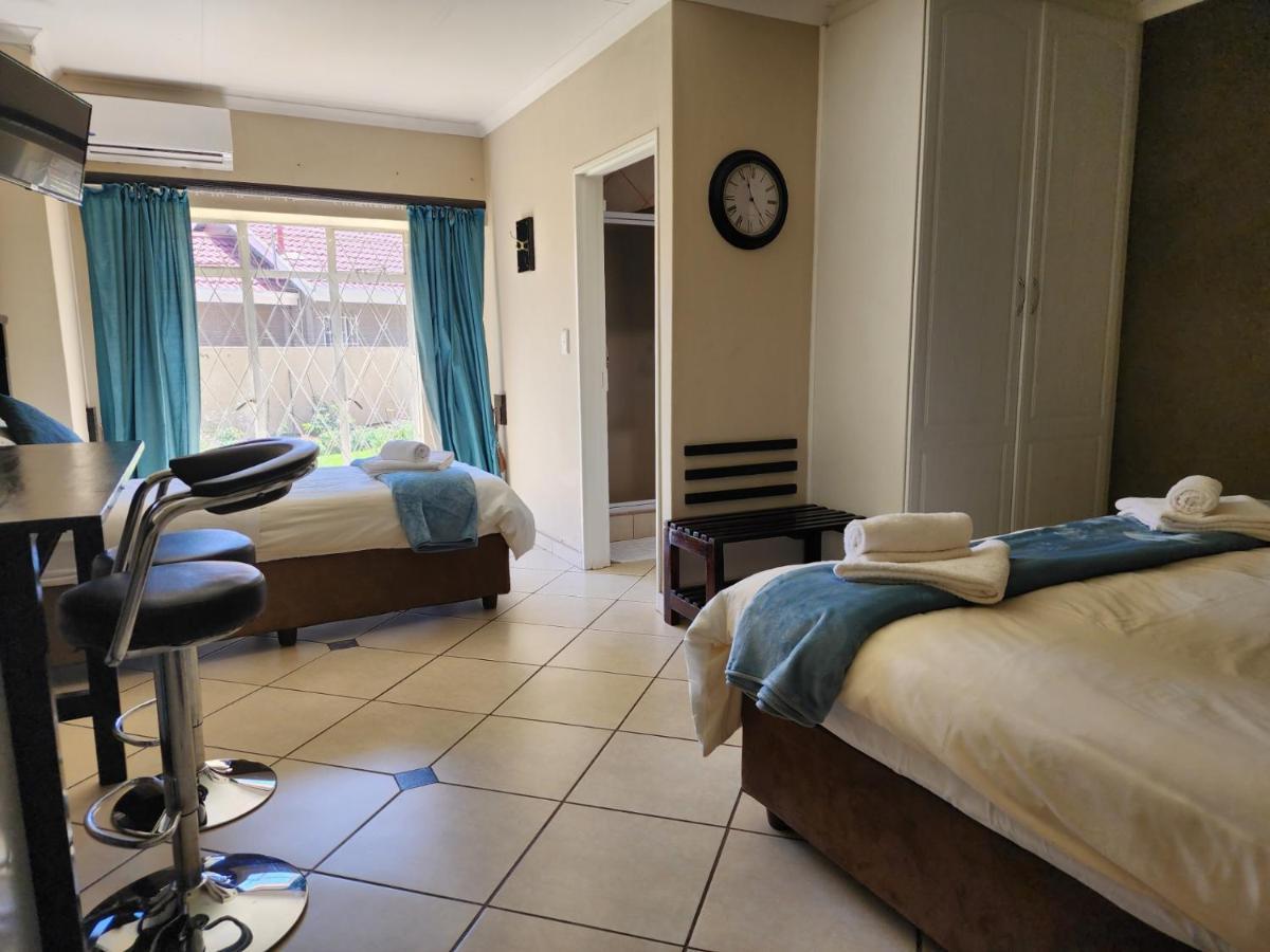Southy Inn By The Lake Benoni Bagian luar foto