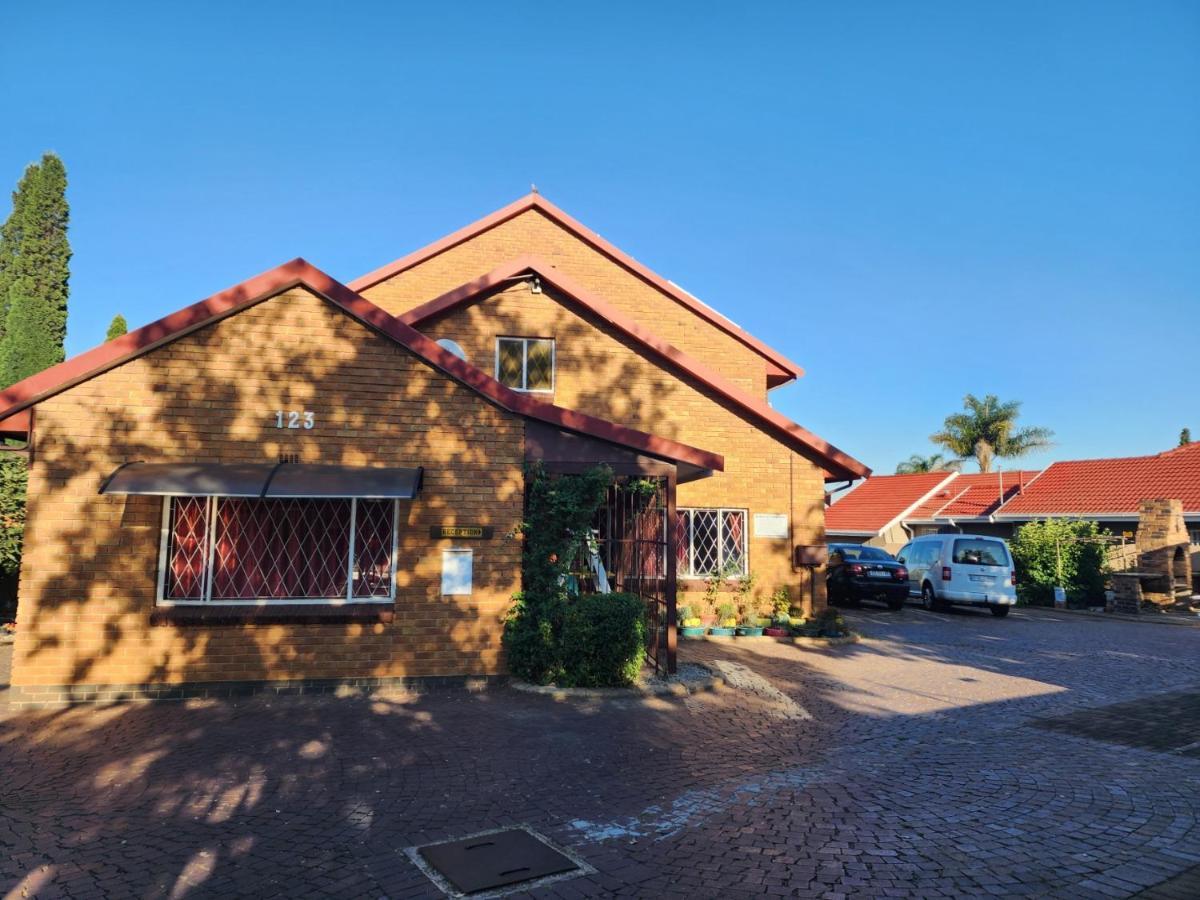 Southy Inn By The Lake Benoni Bagian luar foto
