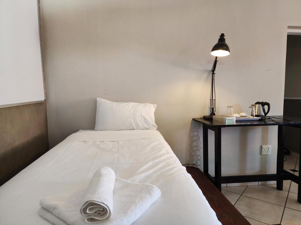 Southy Inn By The Lake Benoni Bagian luar foto