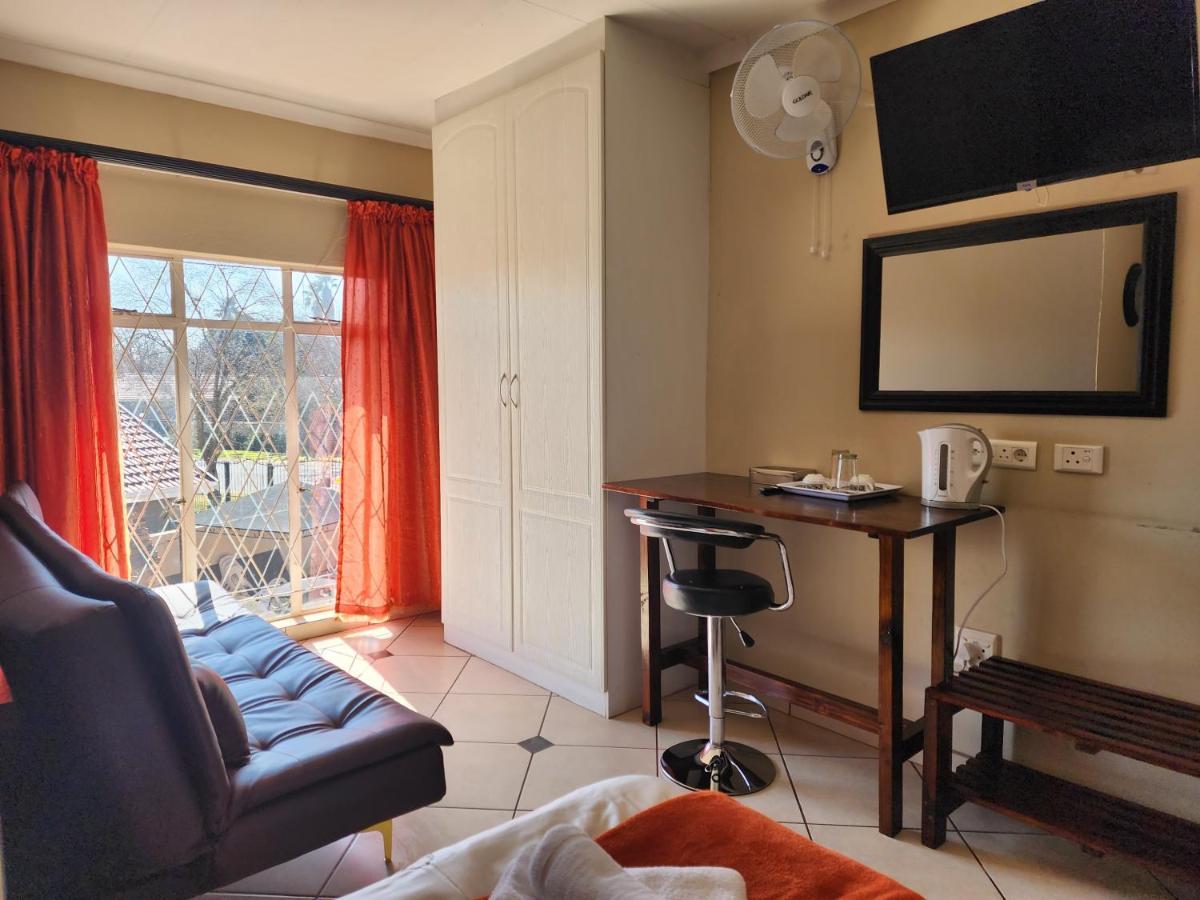 Southy Inn By The Lake Benoni Bagian luar foto