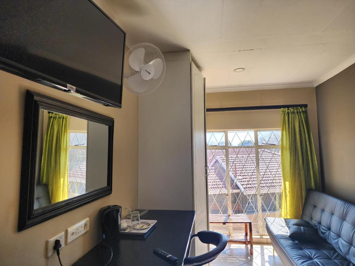 Southy Inn By The Lake Benoni Bagian luar foto